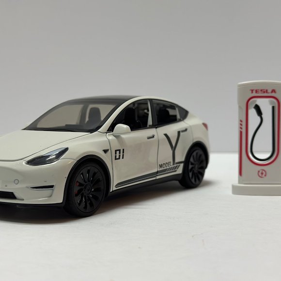 1:24 Tesla Model Y Diecast white headlight and taillight led white. - Picture 1 of 9